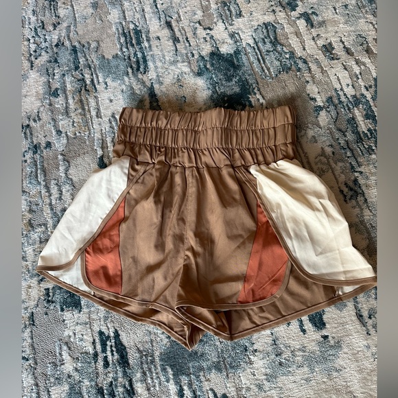 Pants - 🌟2/$10🌟Boutique Neutral Gym Shorts